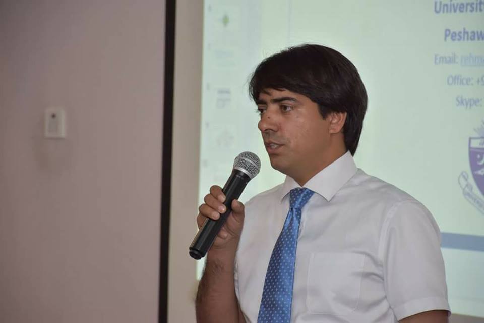 Dr. Rehman Ali,  Assistant Professor,  QACC delivering lecture to faculty of Computer Science & Information Technology (FSKTM)